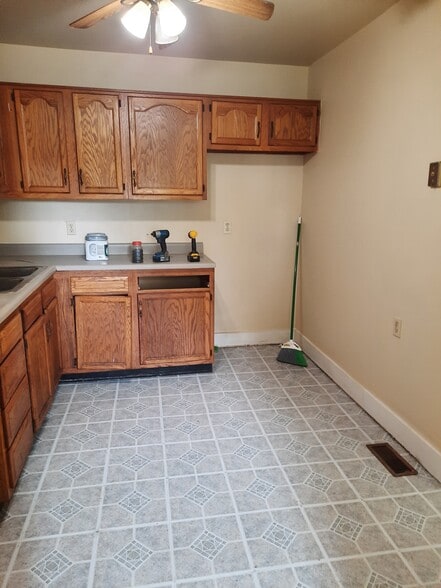 Kitchen - 1550 Gallagher St