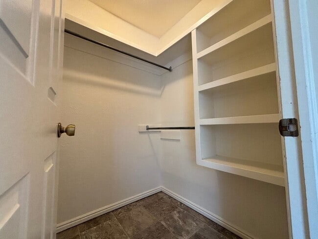 Building Photo - SPACIOUS 3 BEDROOM TOWNHOME FOR RENT IN DO...