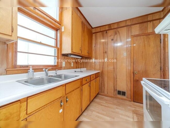 Building Photo - 7680 Jefferson River Rd