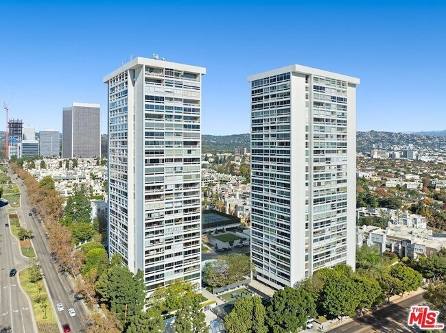 Building Photo - 2220 Ave of the Stars