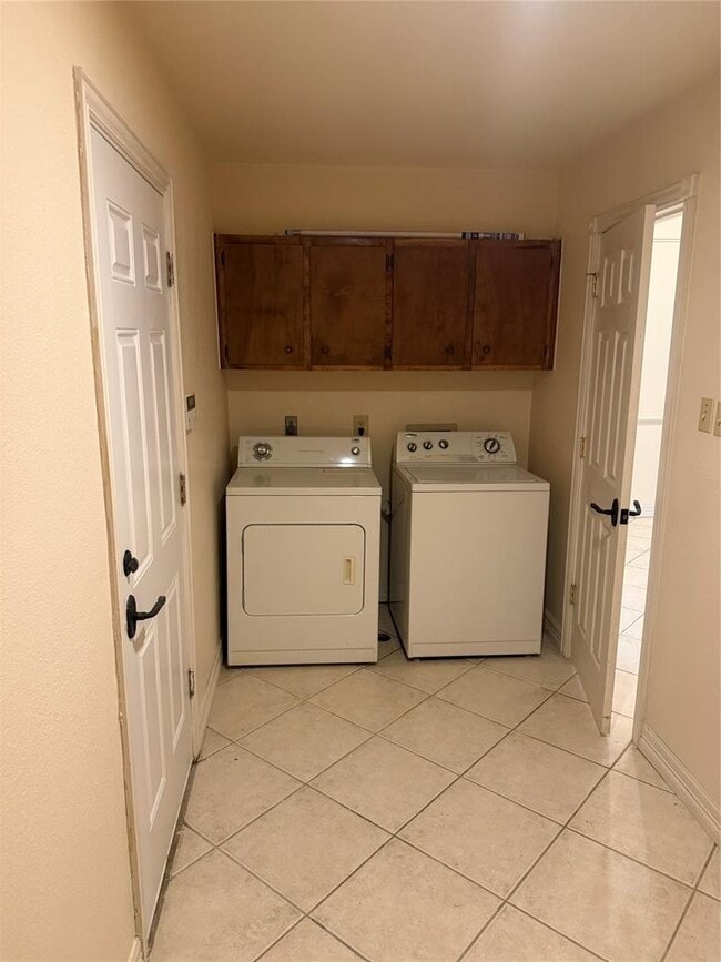 Building Photo - 8508 Mesa Dr