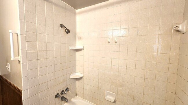 Building Photo - 3 Bed 1 Bath 1 Car Garage in the  Leonhardts Oak Ridge Addition in Del City