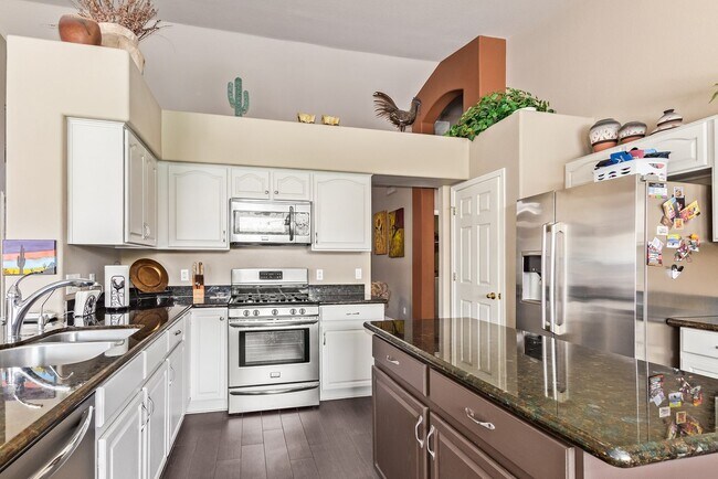 Building Photo - Gorgeous Winter Retreat - Fully Furnished