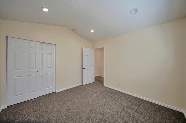 Building Photo - 2255 Red Robin Rd