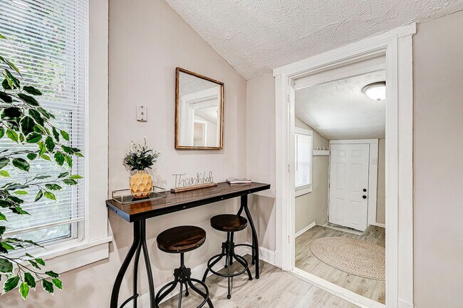 Building Photo - 611 Lincoln St