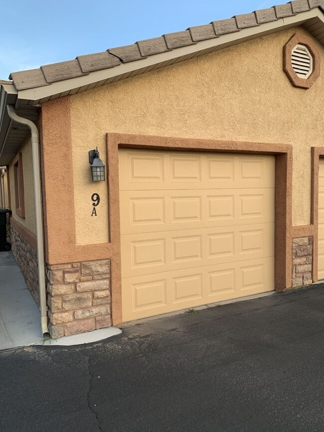 Building Photo - Skyhawk 3 bedroom 2.5 bath with a single c...
