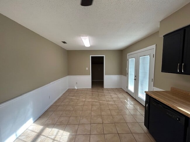 Building Photo - 3-bedroom home located in the charming Lake Park, GA