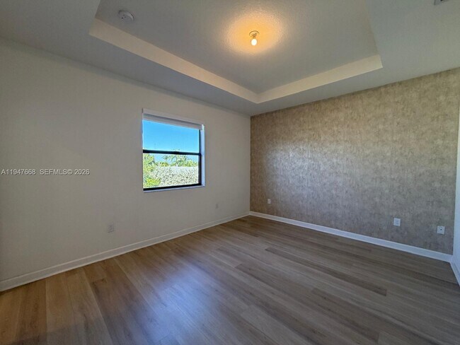 Building Photo - 909 NE 211th St