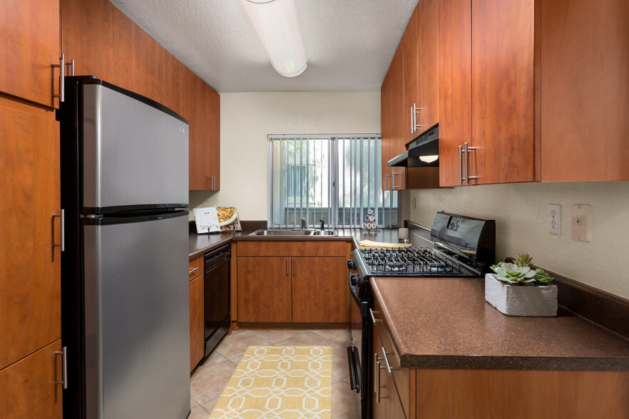 Two Bedroom Apartment Kitchen - eaves San Dimas Canyon