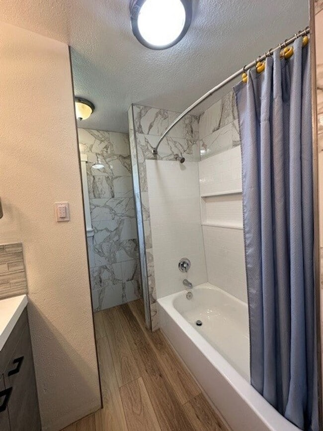 Building Photo - Newly Remodeled 3 Bedroom / 2 Bathroom in NE Madras