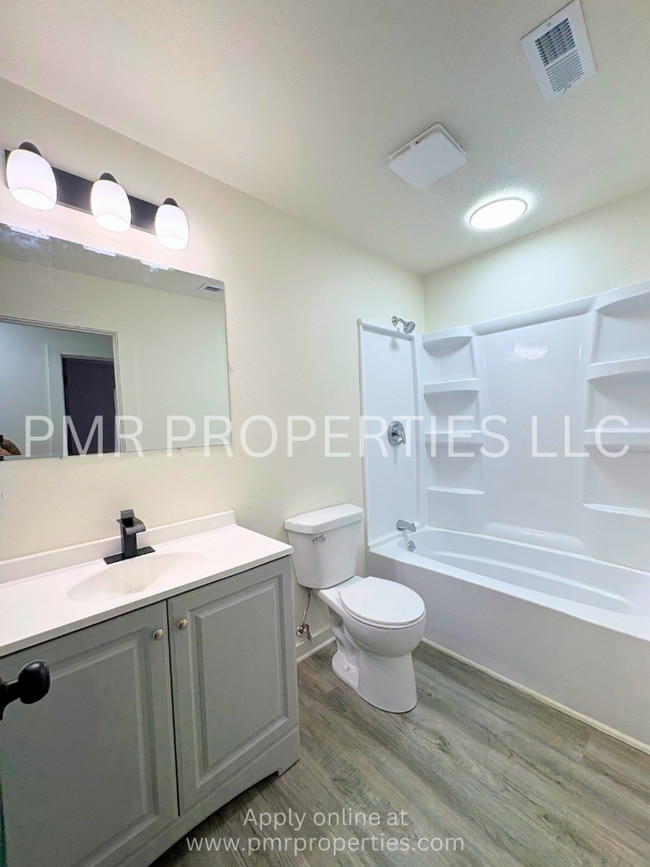 Building Photo - 3 Bedrooms/2 Bathroom House