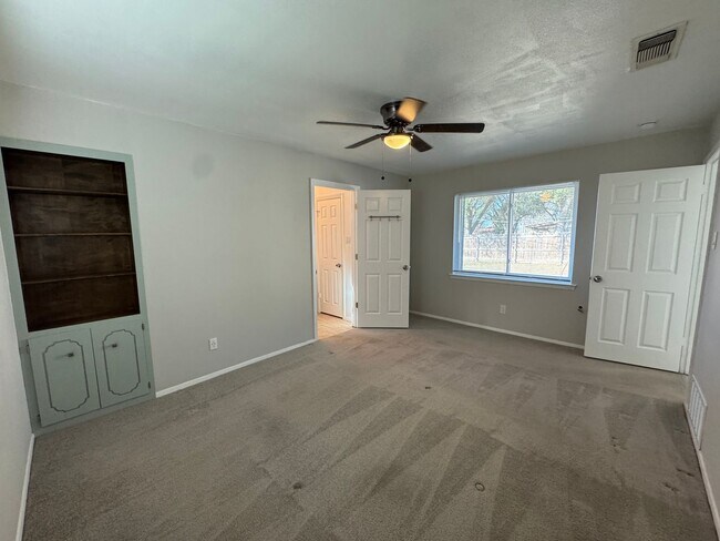 Building Photo - Spacious 3 Bdrm 2 Bath with Extra Living Space