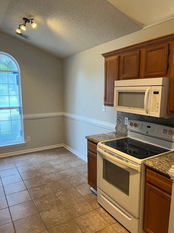 Building Photo - 11128 White Stag Dr