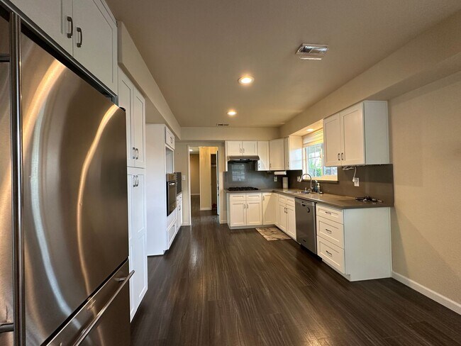 Building Photo - Upgraded Three Bedroom Duplex!