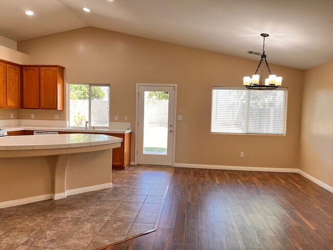 Building Photo - Northwest Bakersfield