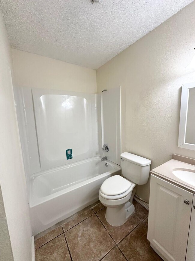 Building Photo - 3 Bed 2 Bath Ready to Rent!