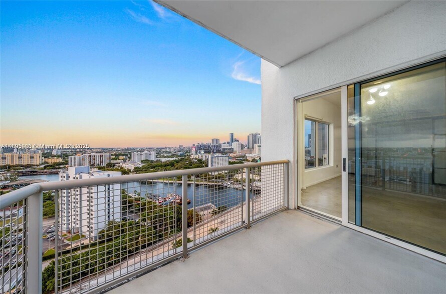 Building Photo - 10 SW South River Dr