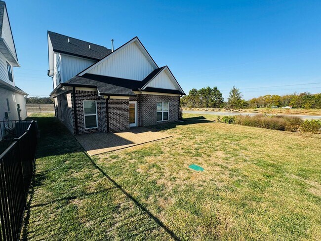 Building Photo - FOR LEASE - 3 Bed, 2 Bath, 1986sqft on Maple Hill Rd in Lebanon, TN.