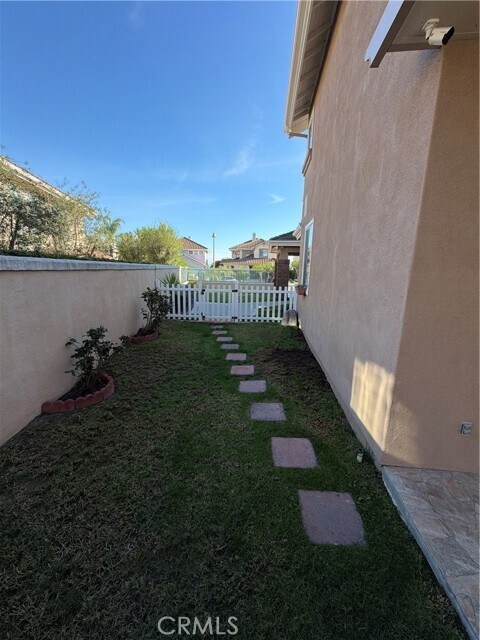 Building Photo - 17 Pastora