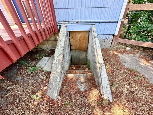 Building Photo - Charming Two-Story Home on Dead-End Road