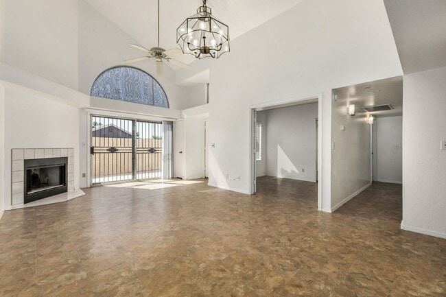 Building Photo - REDUCED RENT!!! 3 bed 2 bath condo, Alma School and Elliot