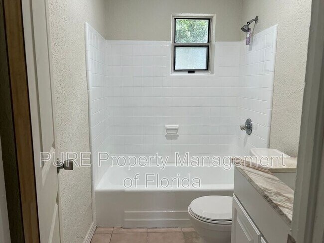 Building Photo - 2205 NE 14th Ave