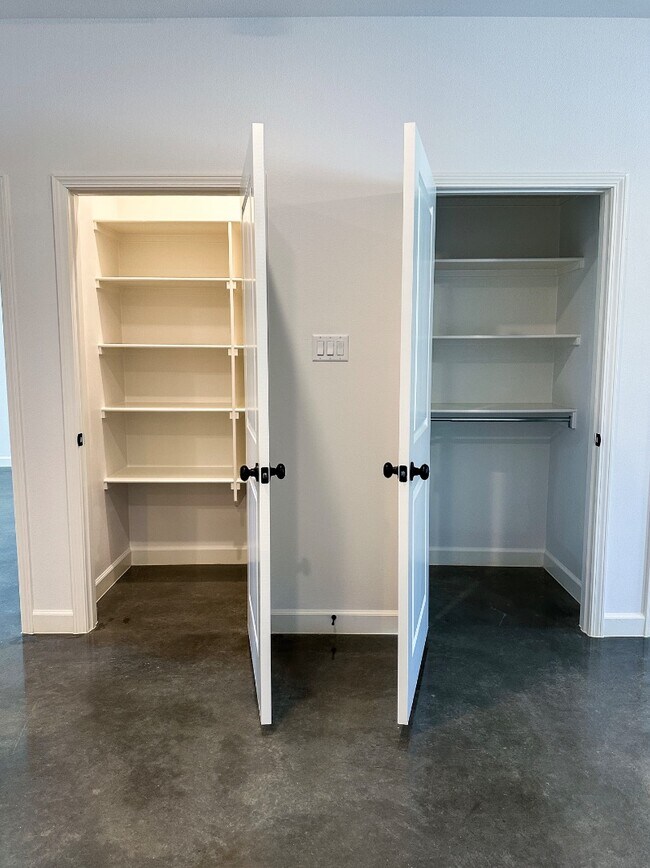 Building Photo - 1732 Rosemary Dr