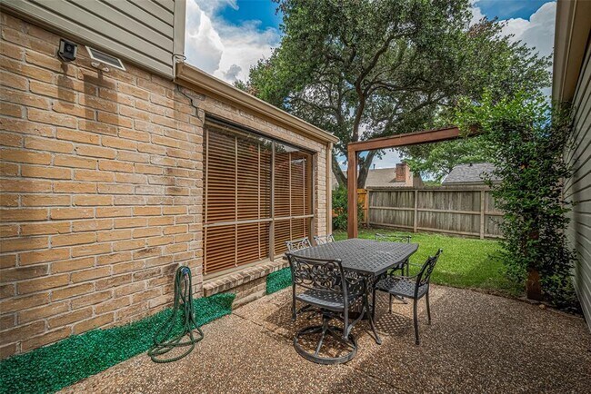 Building Photo - 12231 Carriage Hill Dr
