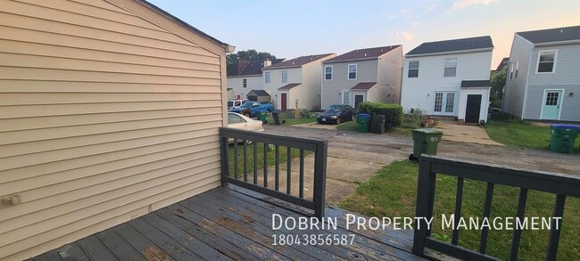 Building Photo - Renovated 5BD: Open floor plan - BLOCKS FR...