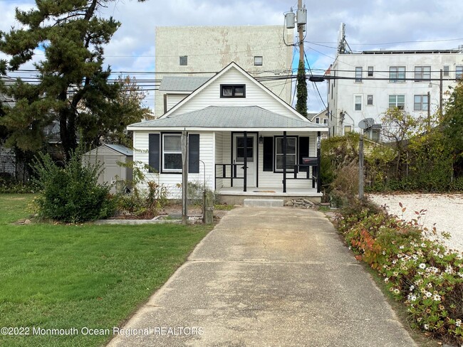 Building Photo - 104 11th Ave