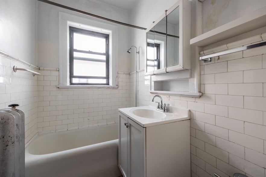 Building Photo - 4521 N Paulina St