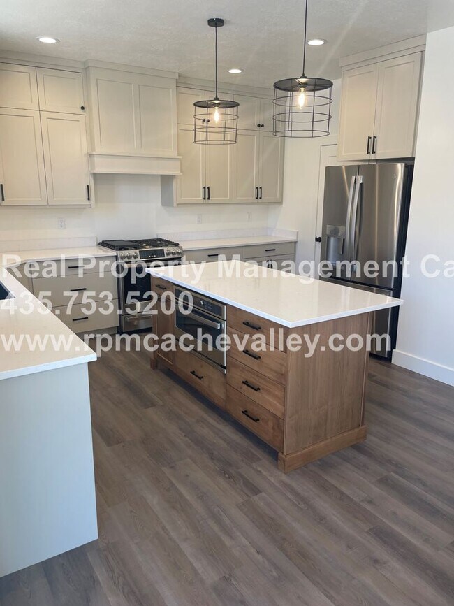 Building Photo - Gorgeous 3 br 2 bath home in Hyde Park! Ha...