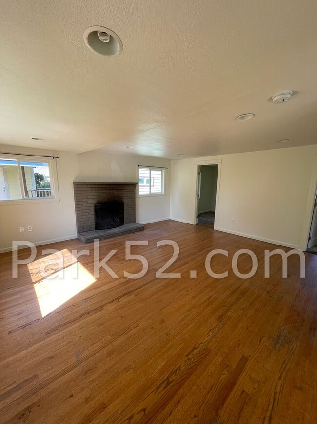 Building Photo - 3 Bedroom Rambler in Tacoma