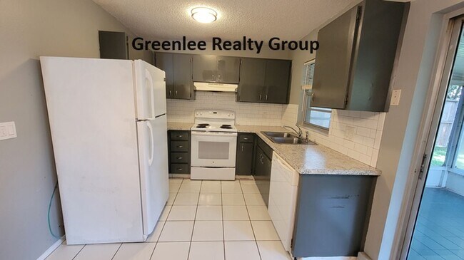 Building Photo - Adorable 2 Bed/1 Bath Updated Home in Seve...