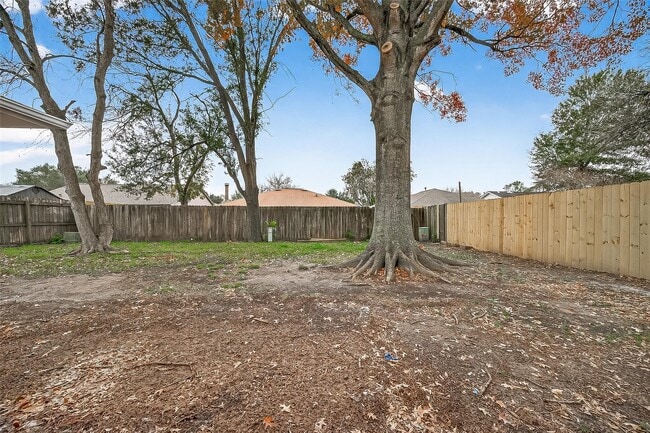 Building Photo - 16235 La Terra Dr