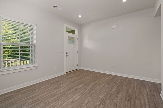 Building Photo - 4BR House