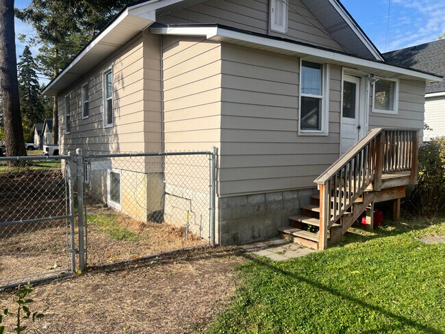 Building Photo - 415 B St