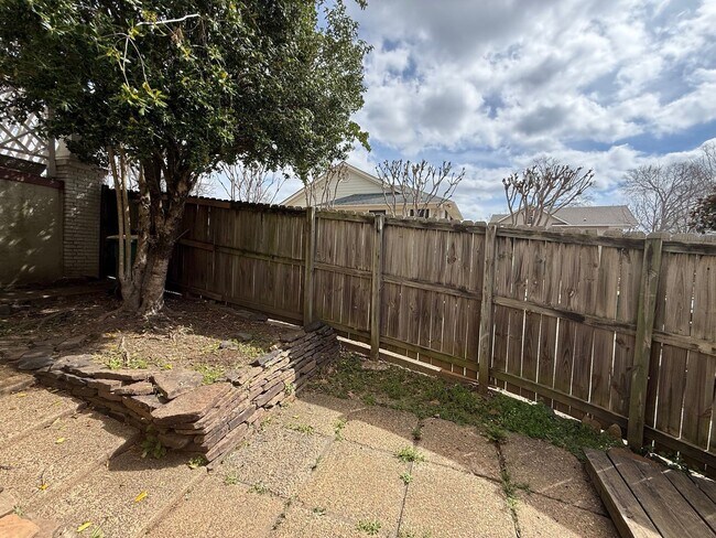 Building Photo - 200 Ridgeway Dr