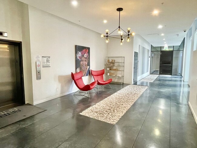 Building Photo - HIP 2BR/2BA Inner Mission Top Floor Boutiq...