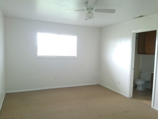 Building Photo - 5723 Crestmore Dr