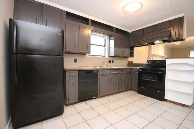 Building Photo - 2BR/1BA North Pensacola Home Near UWF with Fireplace, No Carpet & Fully Fenced Backyard