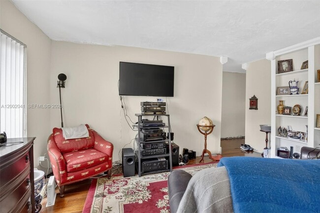 Building Photo - 5240 NE 6th Ave