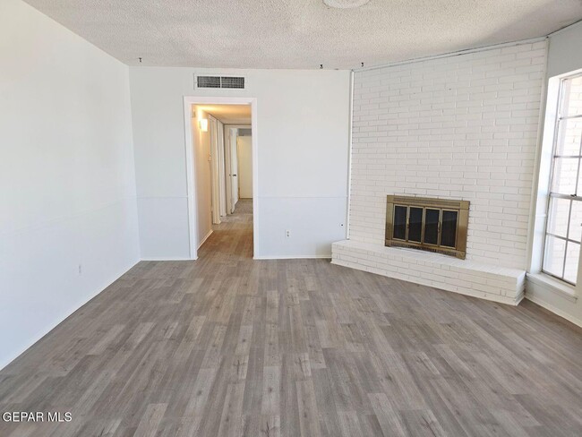 Building Photo - 6625 Escondido Dr