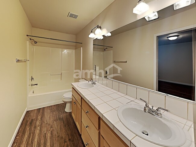 Building Photo - 1628 NE 10th Pl