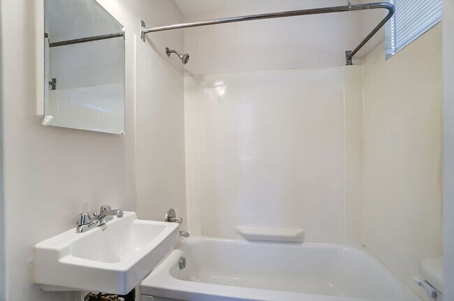 Building Photo - 2701 Cleinview Ave