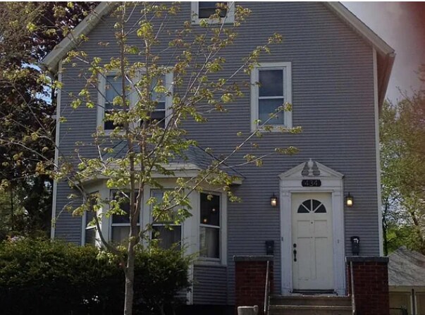 Building Photo - 434 E Berteau Ave