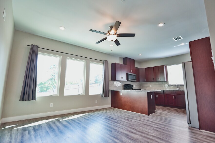 Building Photo - 3245 Dixie Dr