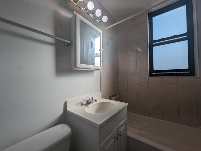 Building Photo - 2737 N Spaulding Ave