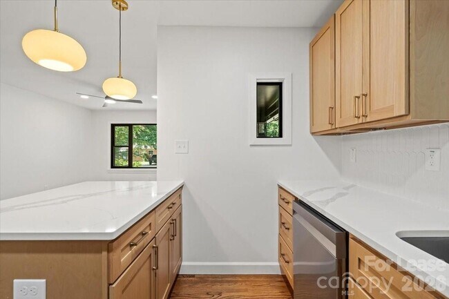 Building Photo - 2430 Dora Dr