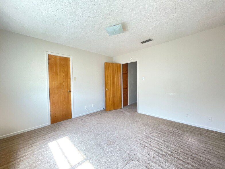 Building Photo - 3609 Hereford Ln
